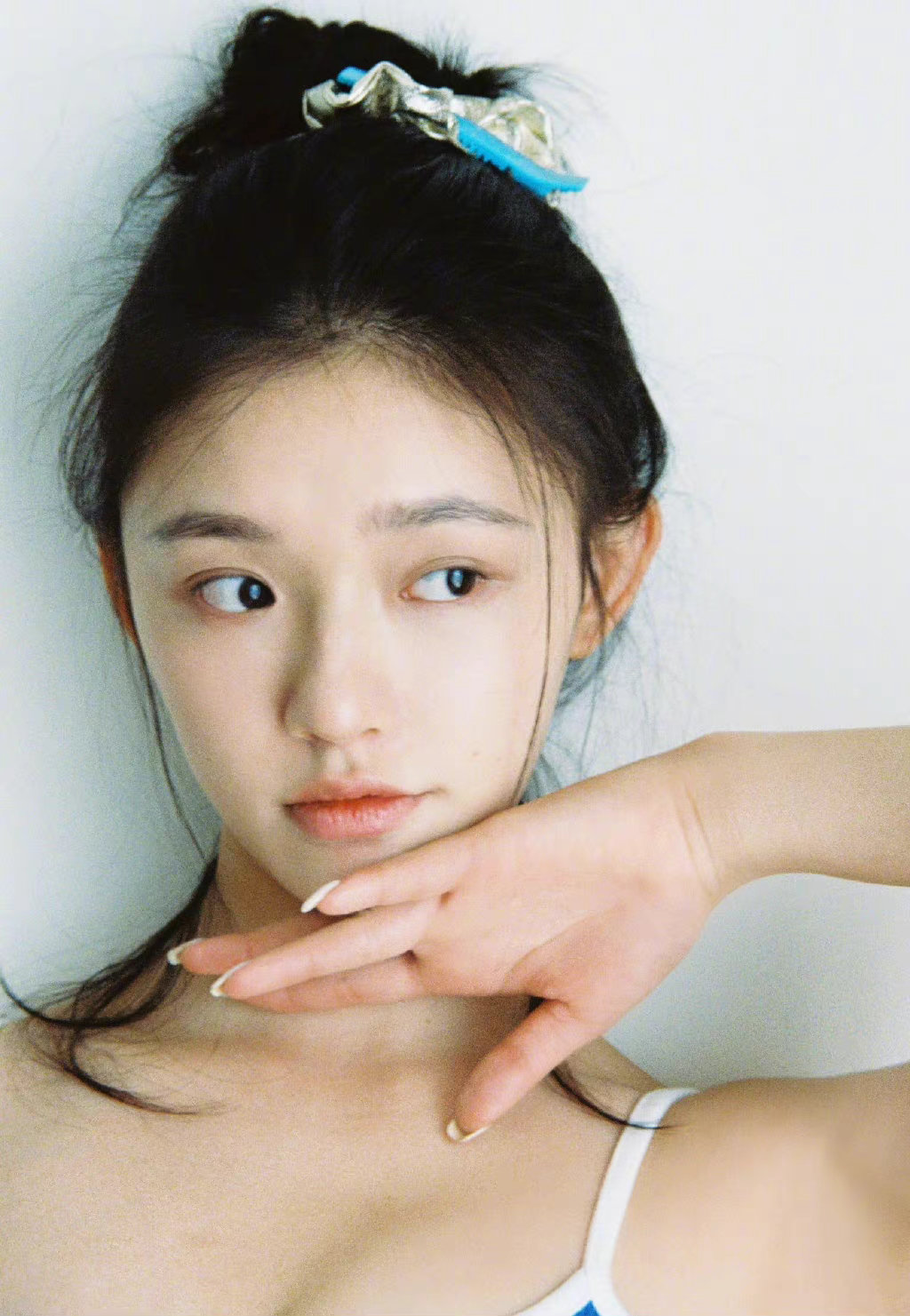 林允，俏皮甜美的居家私服写真……__财经头条