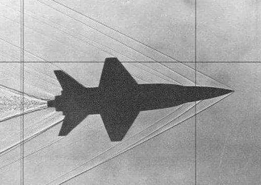 在上世纪40-60年代,机头进气道激波锥的设计比较流行.