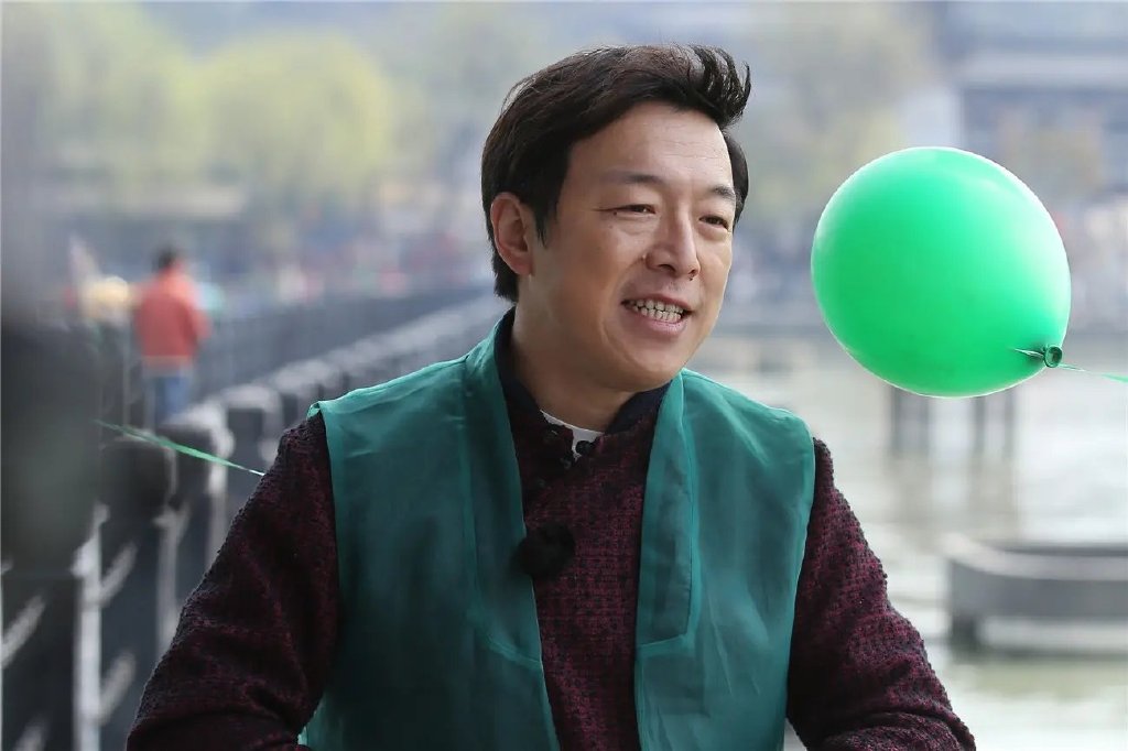 讲真的,好久没有看黄渤出演的电视剧了,多年来,他频频活跃在大荧幕上