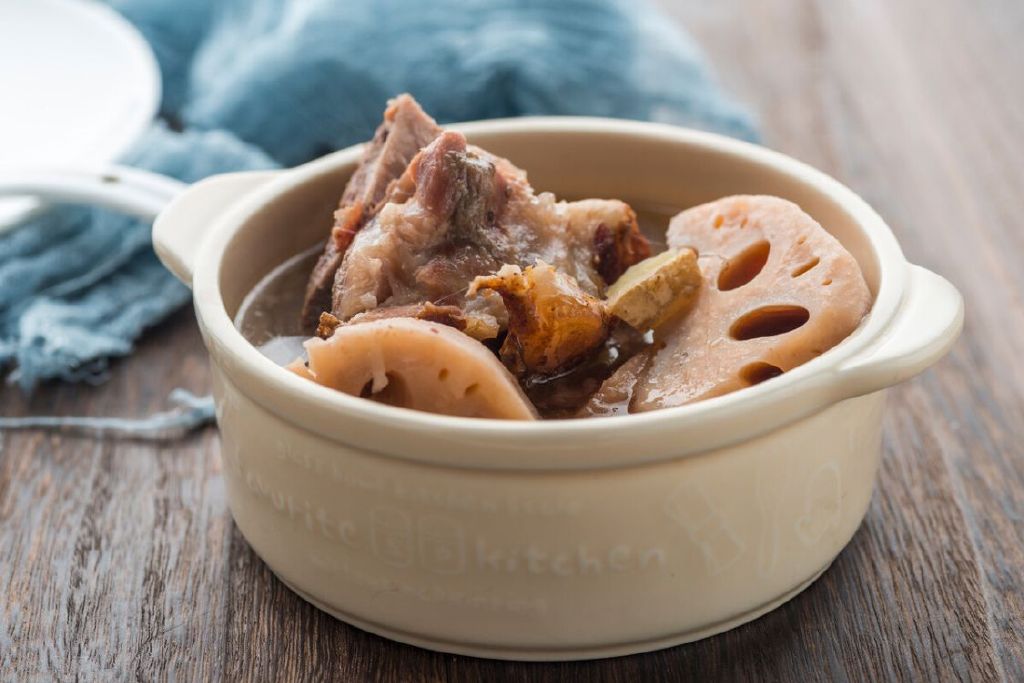 排骨藕汤作为最经典的湖北菜且没有"之一",必须将其放在"压轴"处出场.