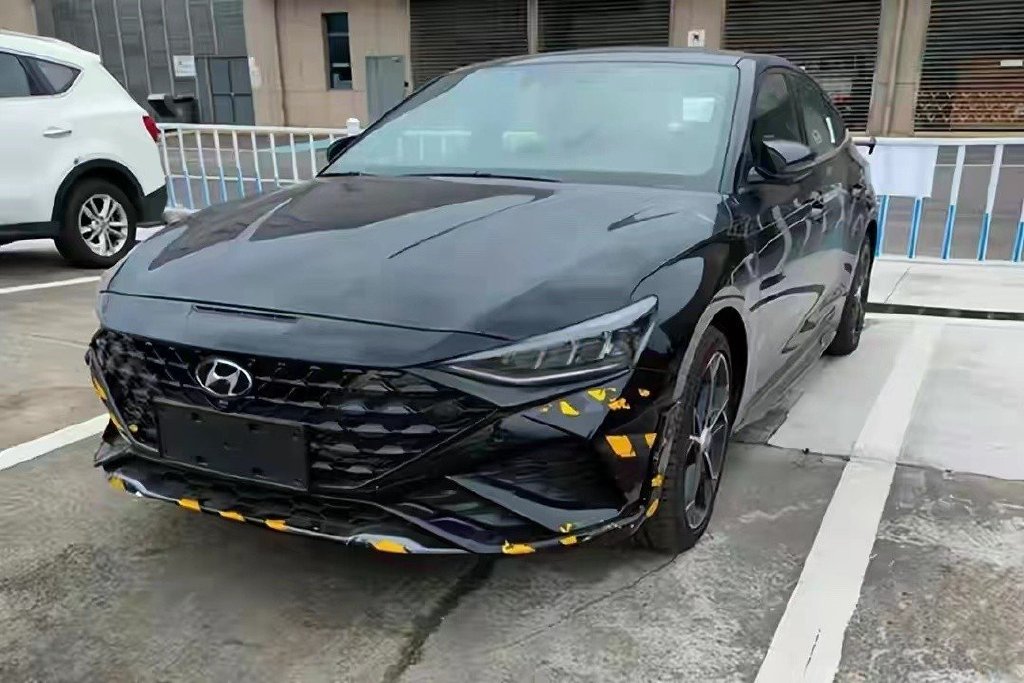 彻底告别鲶鱼嘴现代新款菲斯塔亮相配大尾翼双联屏