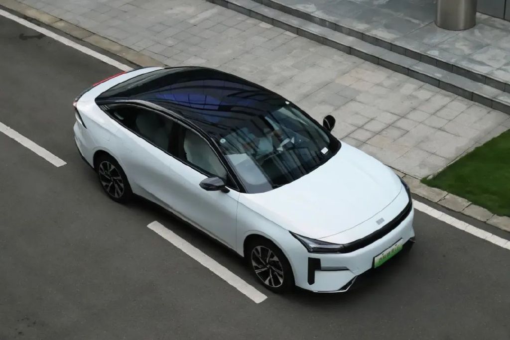 只做高价值新能源汽车吉利银河l6重塑a级家轿新标准