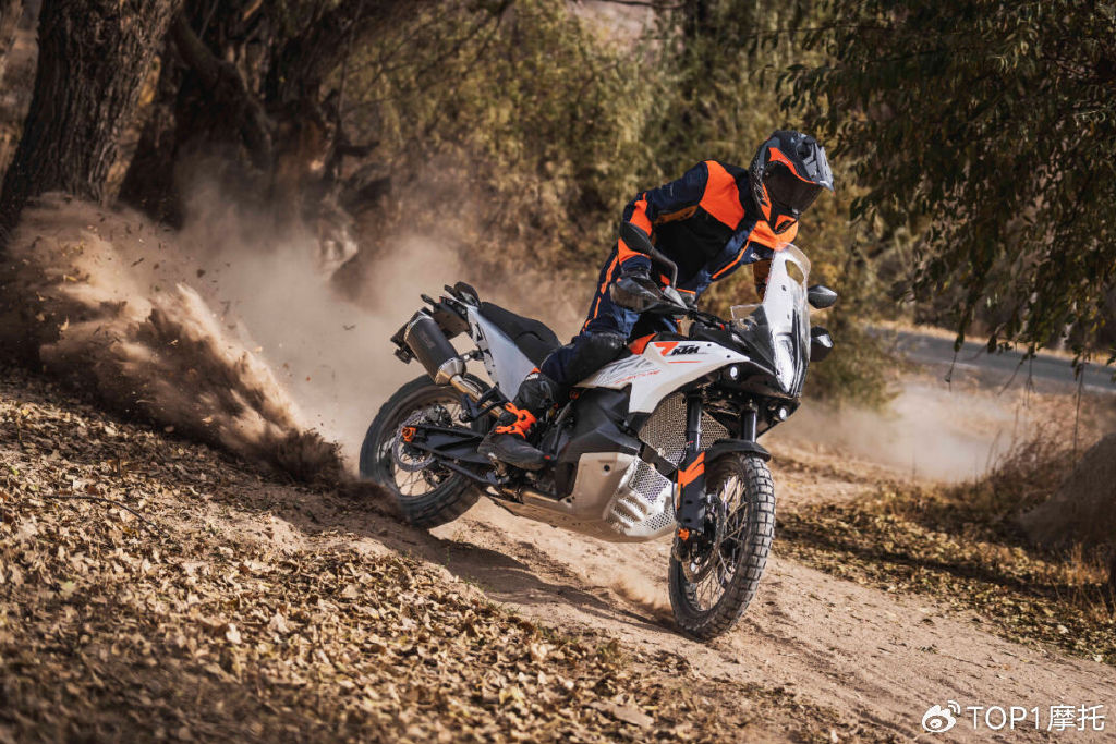 ktm 790 adventure其实与890 adventure更像了,同时ckd的身份也让它