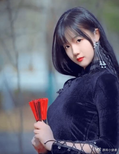 吃个桃桃晒出旗袍女装,变得知性优雅,而同为主播ks阿神更受欢迎