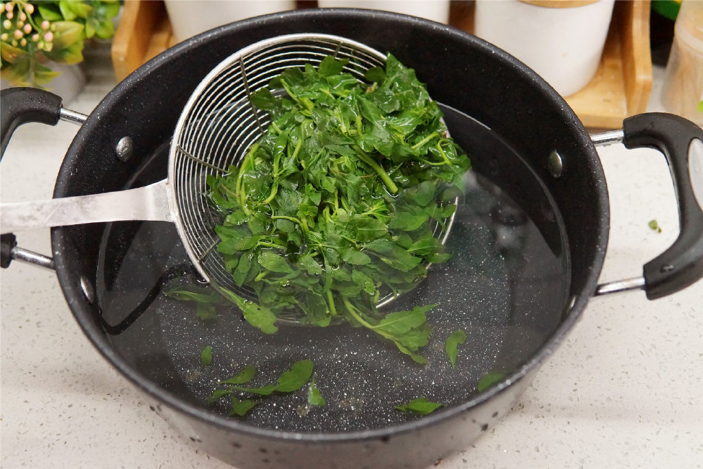 二,多吃枸杞【凉拌枸杞芽】