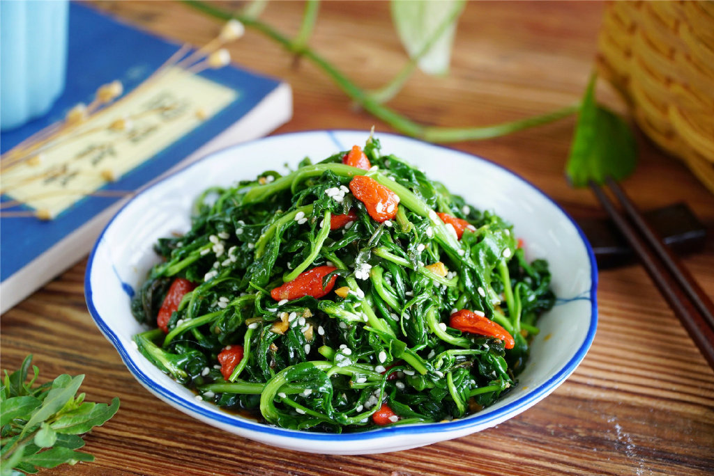 二,多吃枸杞【凉拌枸杞芽】