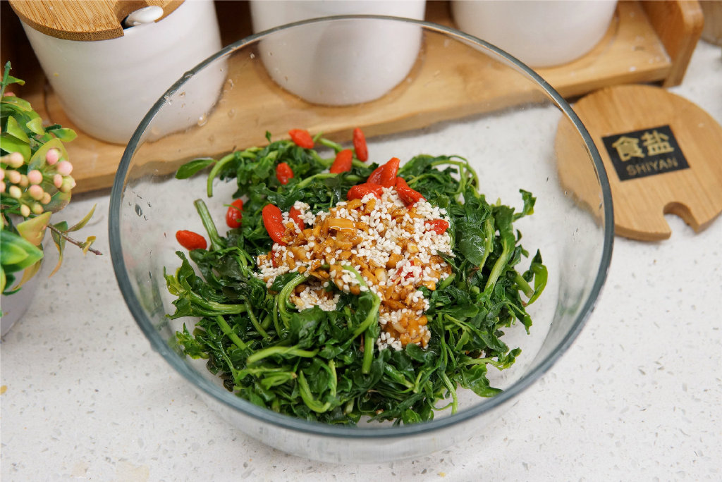 二,多吃枸杞【凉拌枸杞芽】