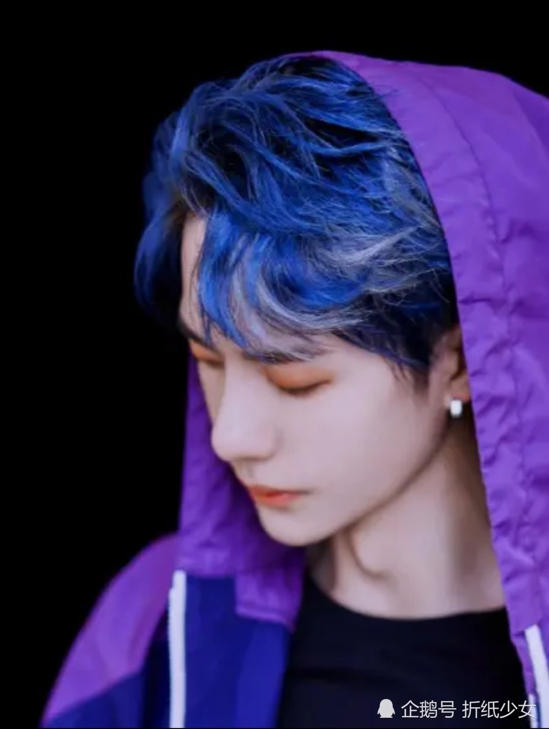 蓝色的头发吸引了,特别是他跳舞时整个人的状态,表情,真的是炫酷男孩