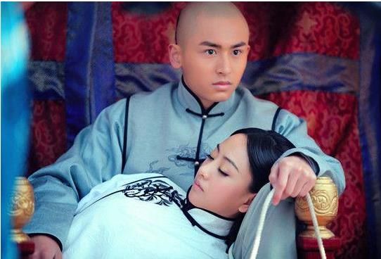 《宫锁连城》孙合礼初登场时,郑志让人有点看不起,因为他在训练时懒散