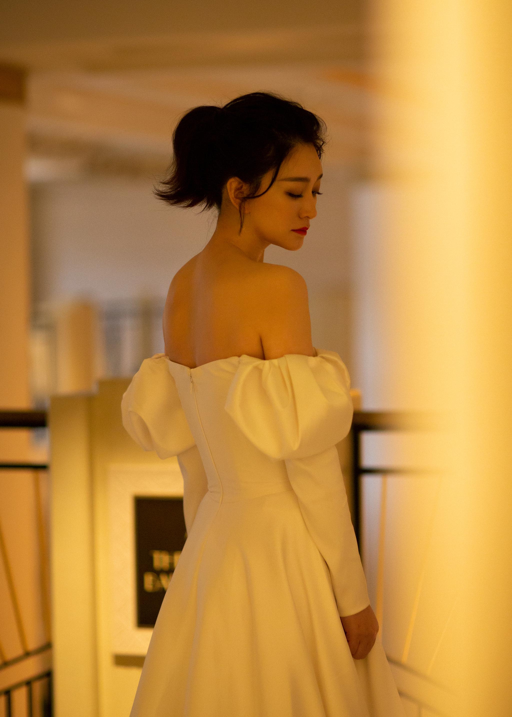 演员@李小冉 今日出席活动,一袭白色抹胸连衣裙优雅大气