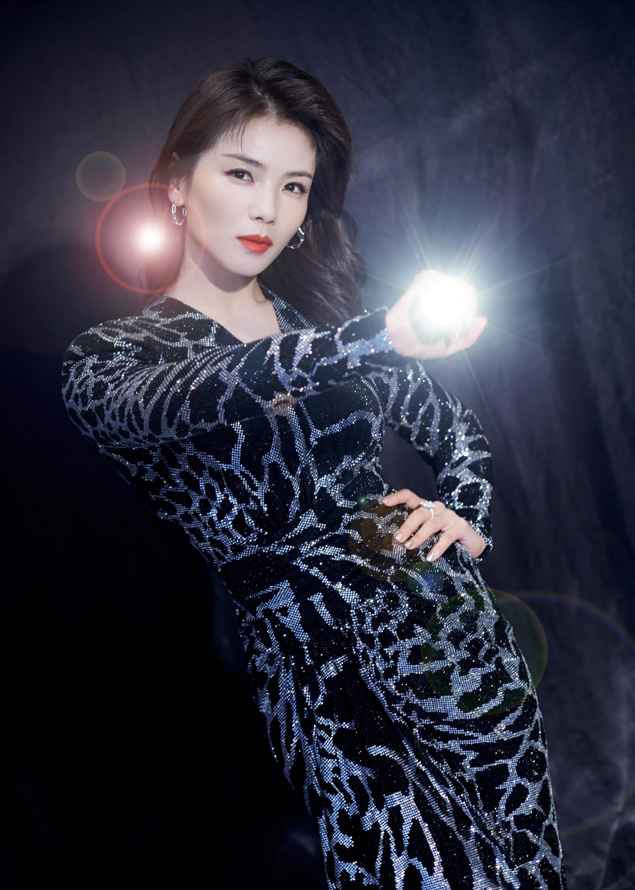 闪亮营业被涛姐刘涛tamia这身豹纹亮片裙闪到超吸睛超亮眼