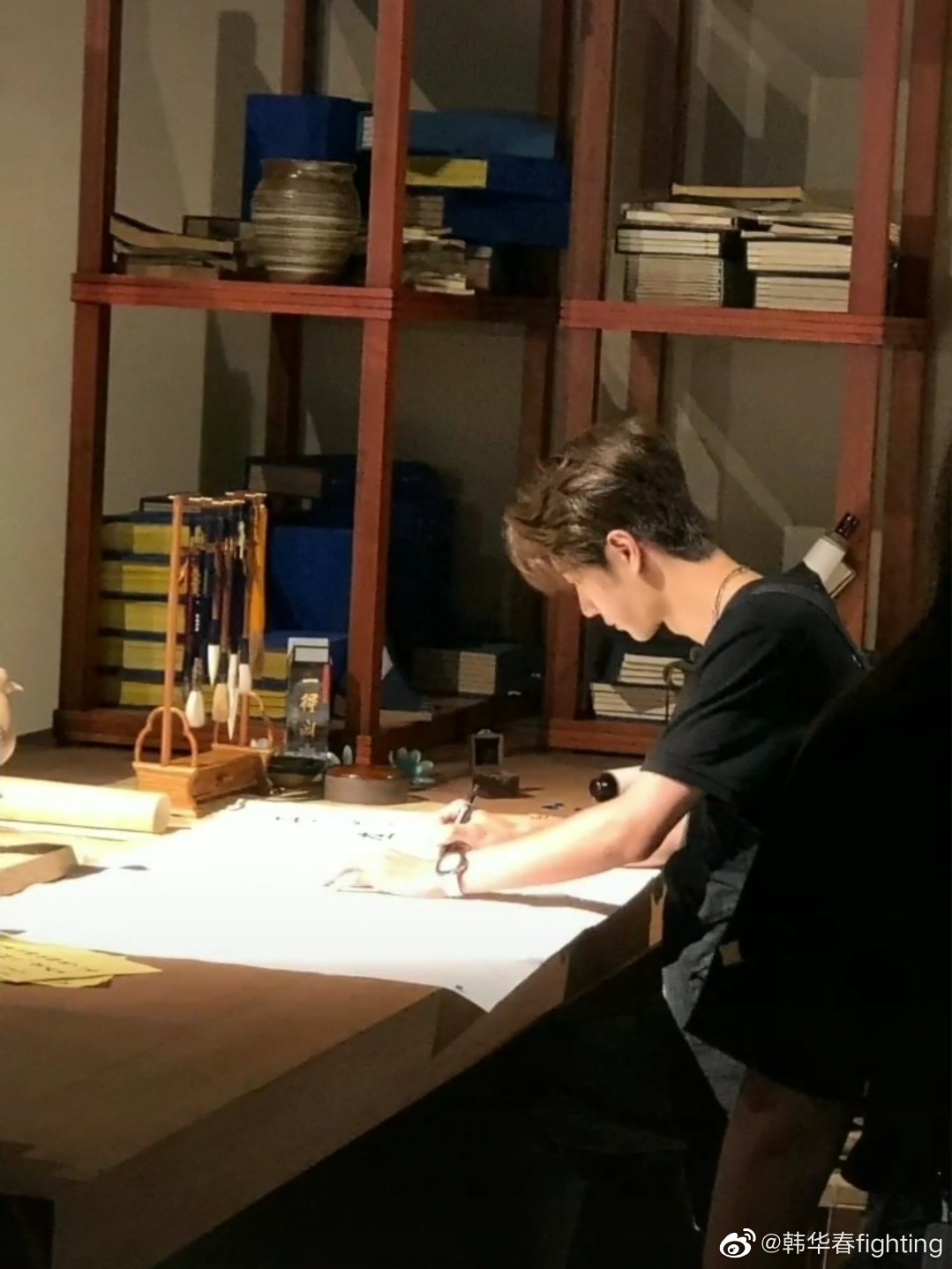 王一博已经开始用心练字了写给粉丝的话语很暖心