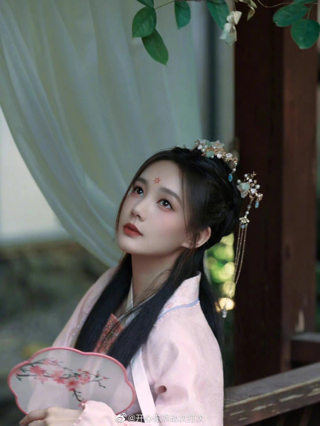 李一桐这个古装造型真的好好看哦第一张的眼神我完全陷进去了