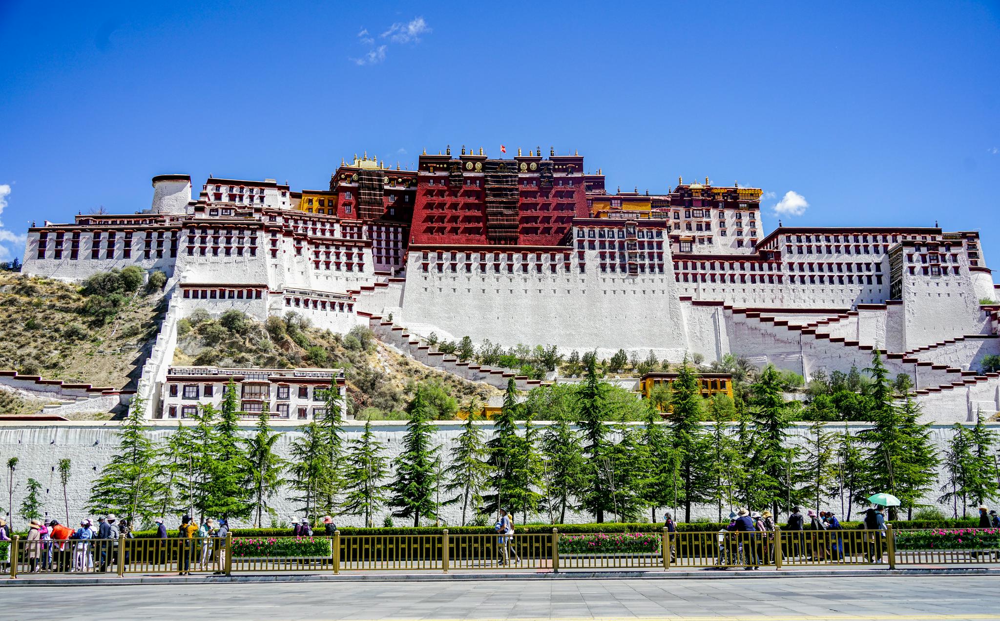 图四五:布达拉宫广场在布达拉宫斜对面,免费开放,也是50元人民币取景