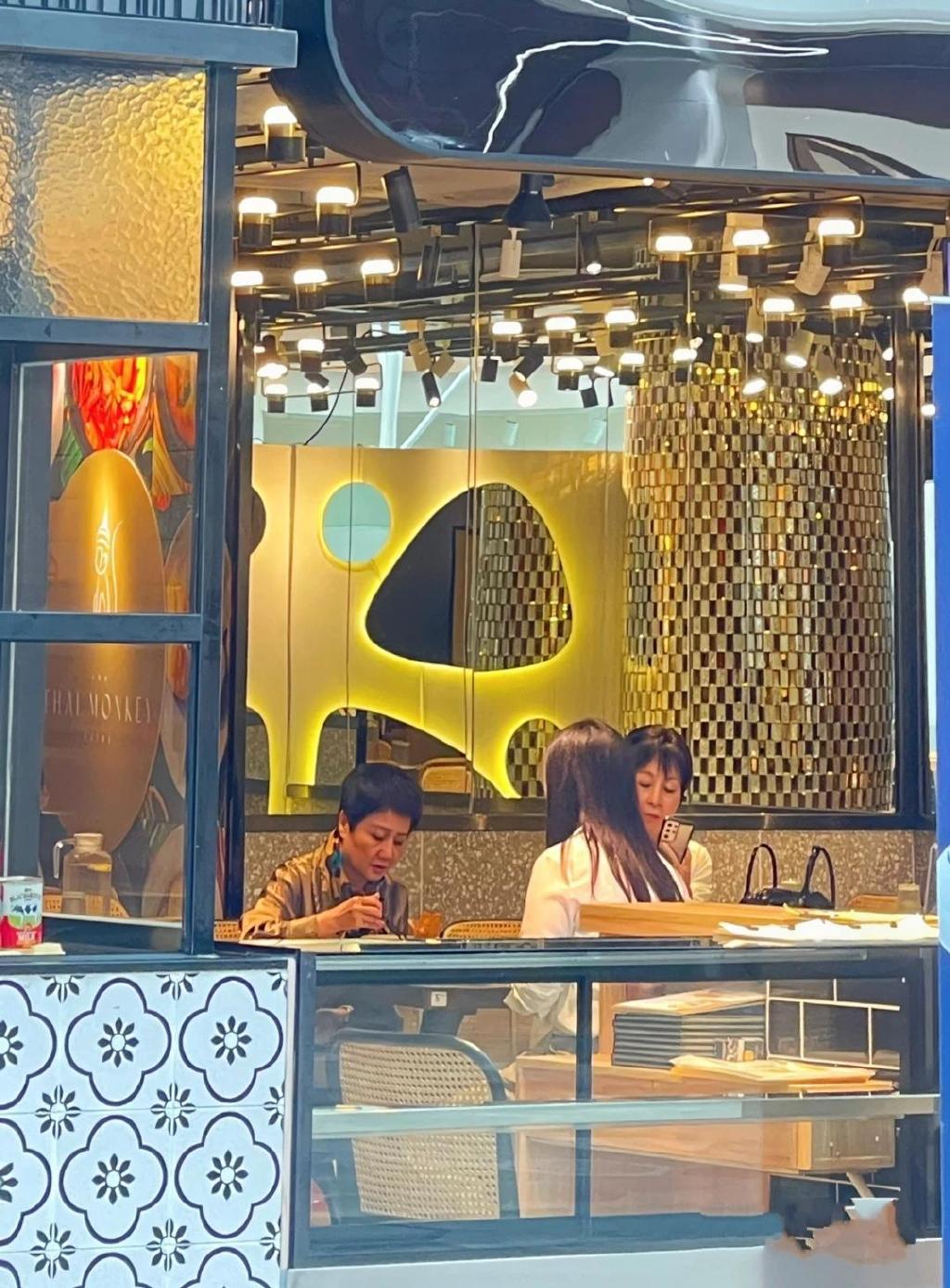 奚梦瑶婆婆素颜出镜，穿大裤衩接地气，双手交叉放在胸前超有范__财经头条