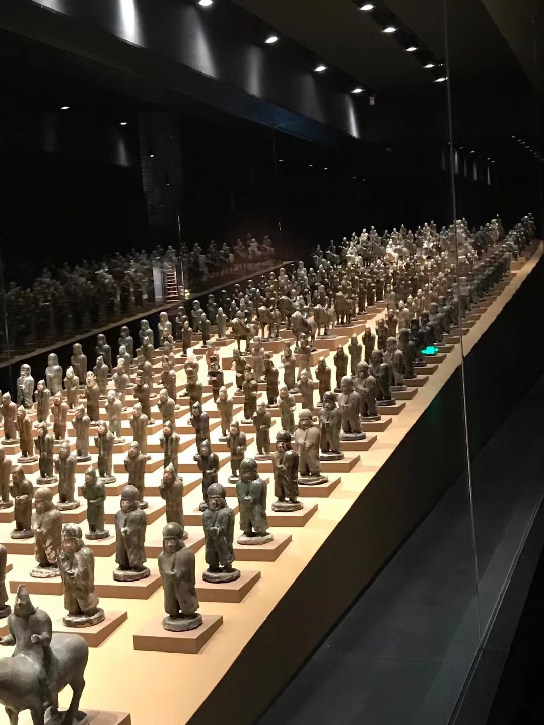 大同博物馆展出的司马金龙墓出土的兵马陶俑……