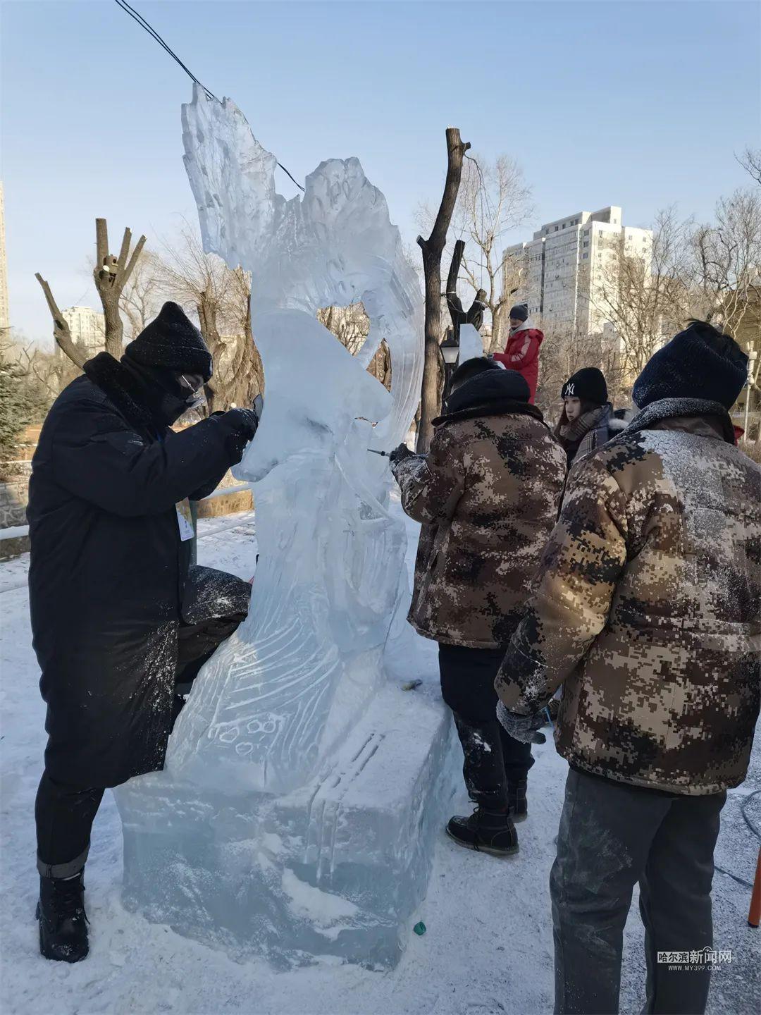 兆麟公园冰灯制作中,大学生用冰雕作品迎冬奥|首届"哈职杯"龙江冰雪