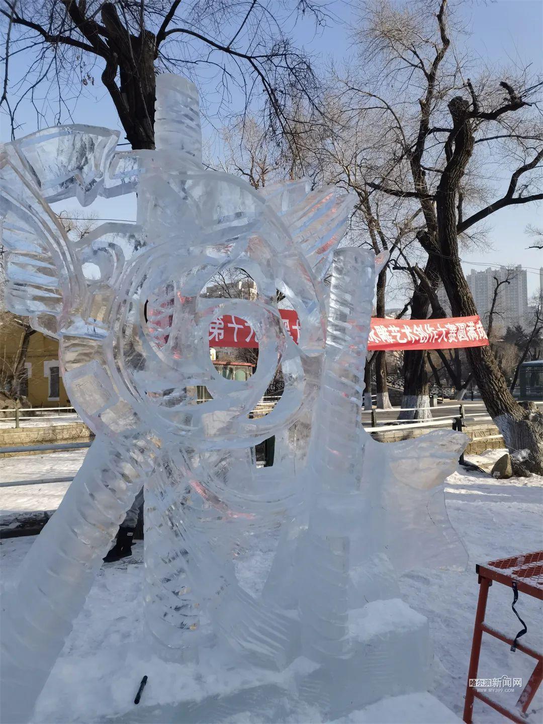兆麟公园冰灯制作中,大学生用冰雕作品迎冬奥|首届"哈职杯"龙江冰雪