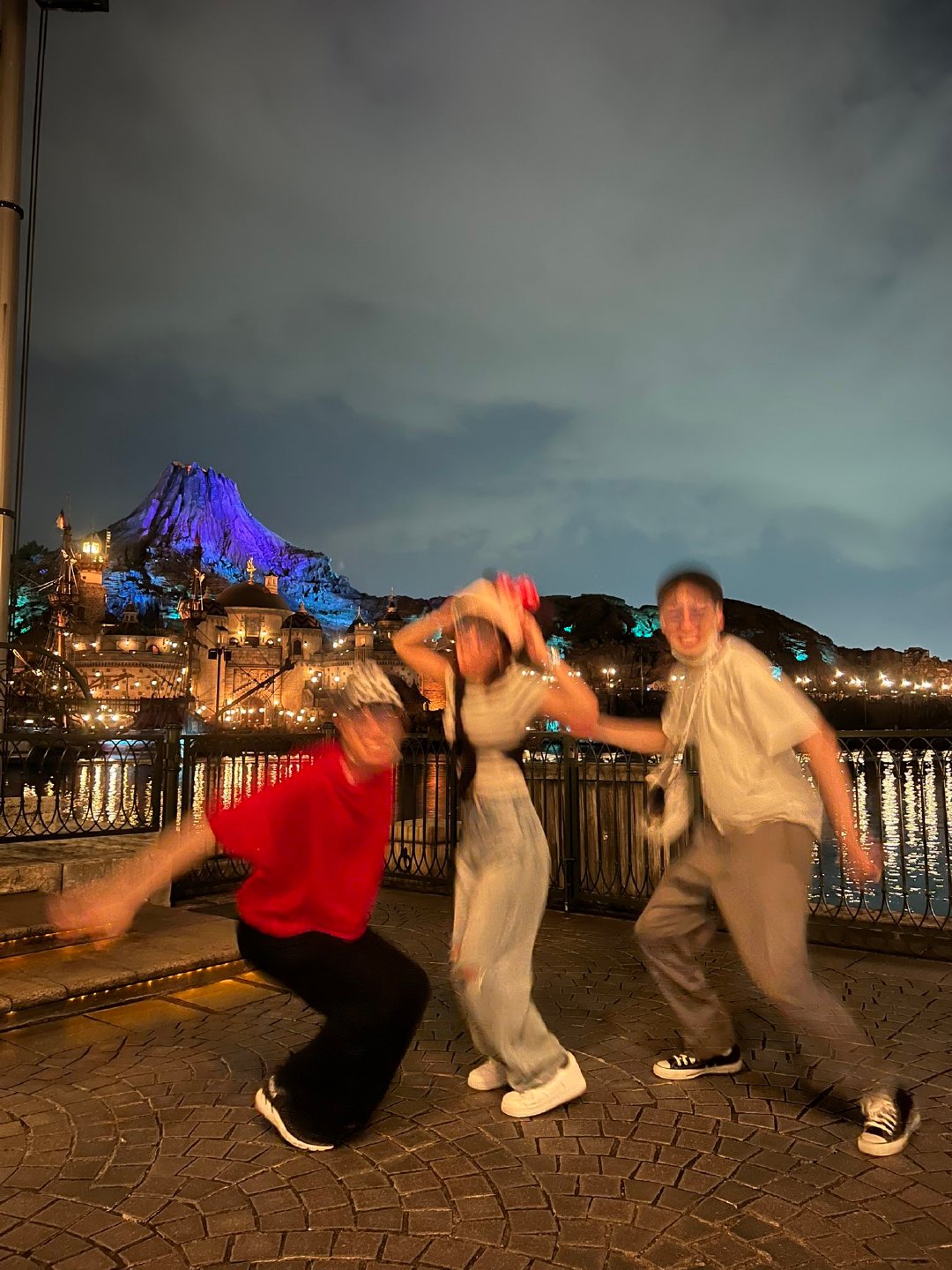 村山优香、松本大辉、大地伸永 三人东京迪士尼乐园