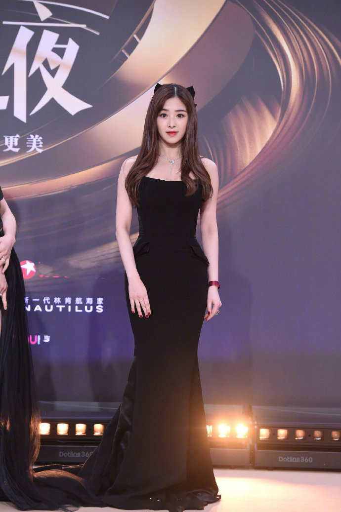 "翻红"的张含韵走红毯,圆润身材穿鱼尾裙真美,抢了姐姐们风头