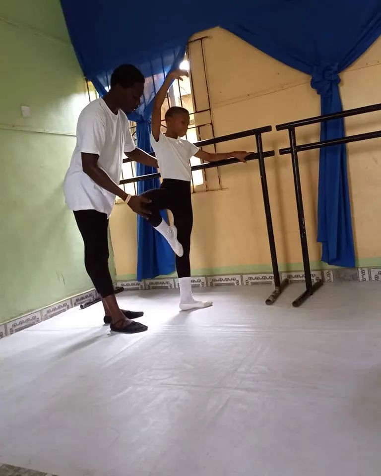 关于热搜上那个雨中跳芭蕾的男孩