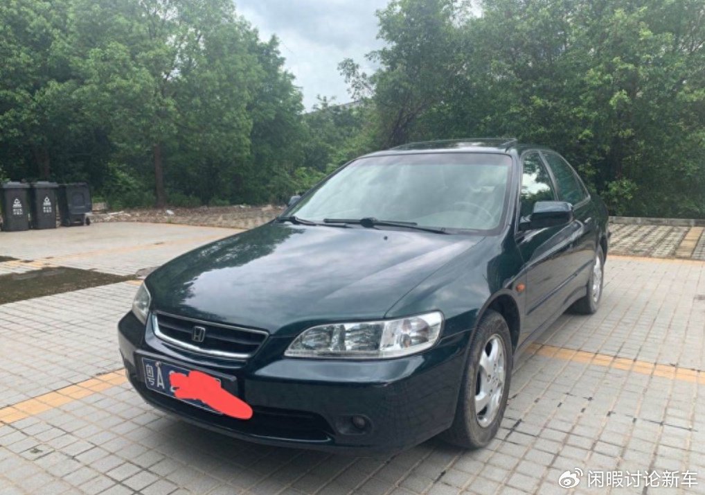 粤车友晒出家中的本田雅阁1999年5月出厂发动机舱干净不渗油