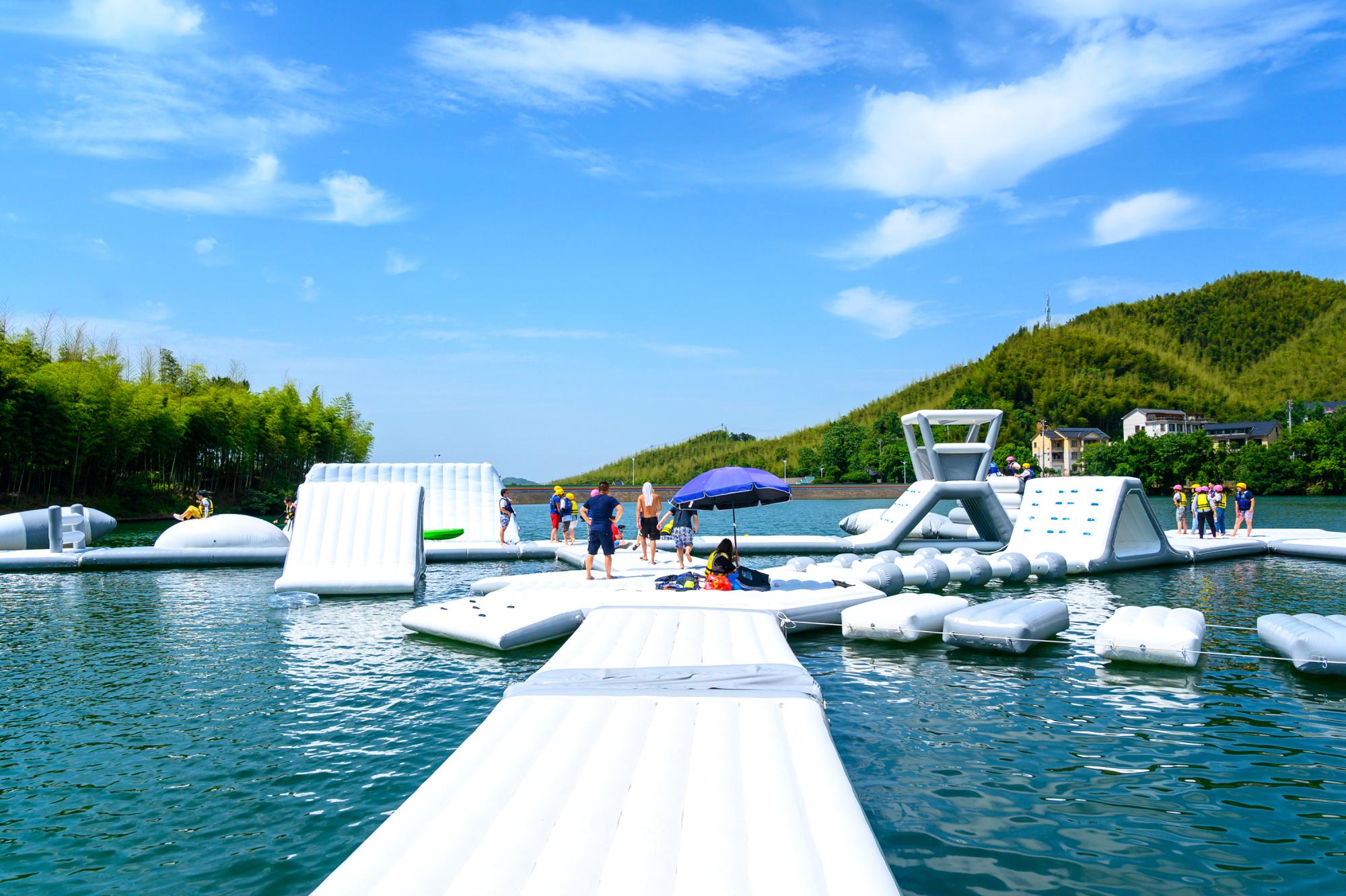 狮子石水库上的水上游玩项目比较多,有sup浆板,戏水闯关平台,水上冒险