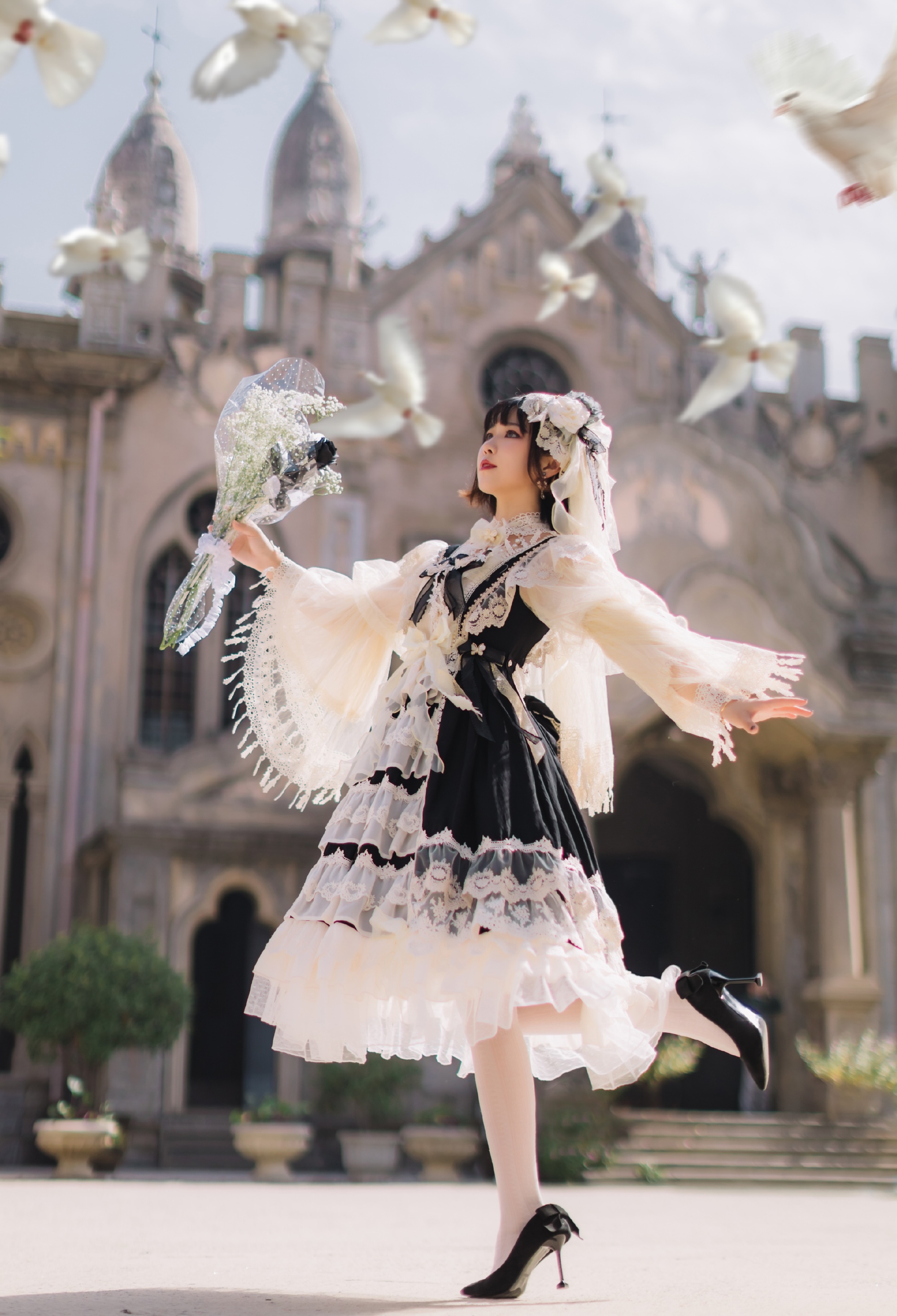 百变lo娘叉腿坐桥墩,软妹酷girl随意切换,天使姐姐你翅膀掉啦