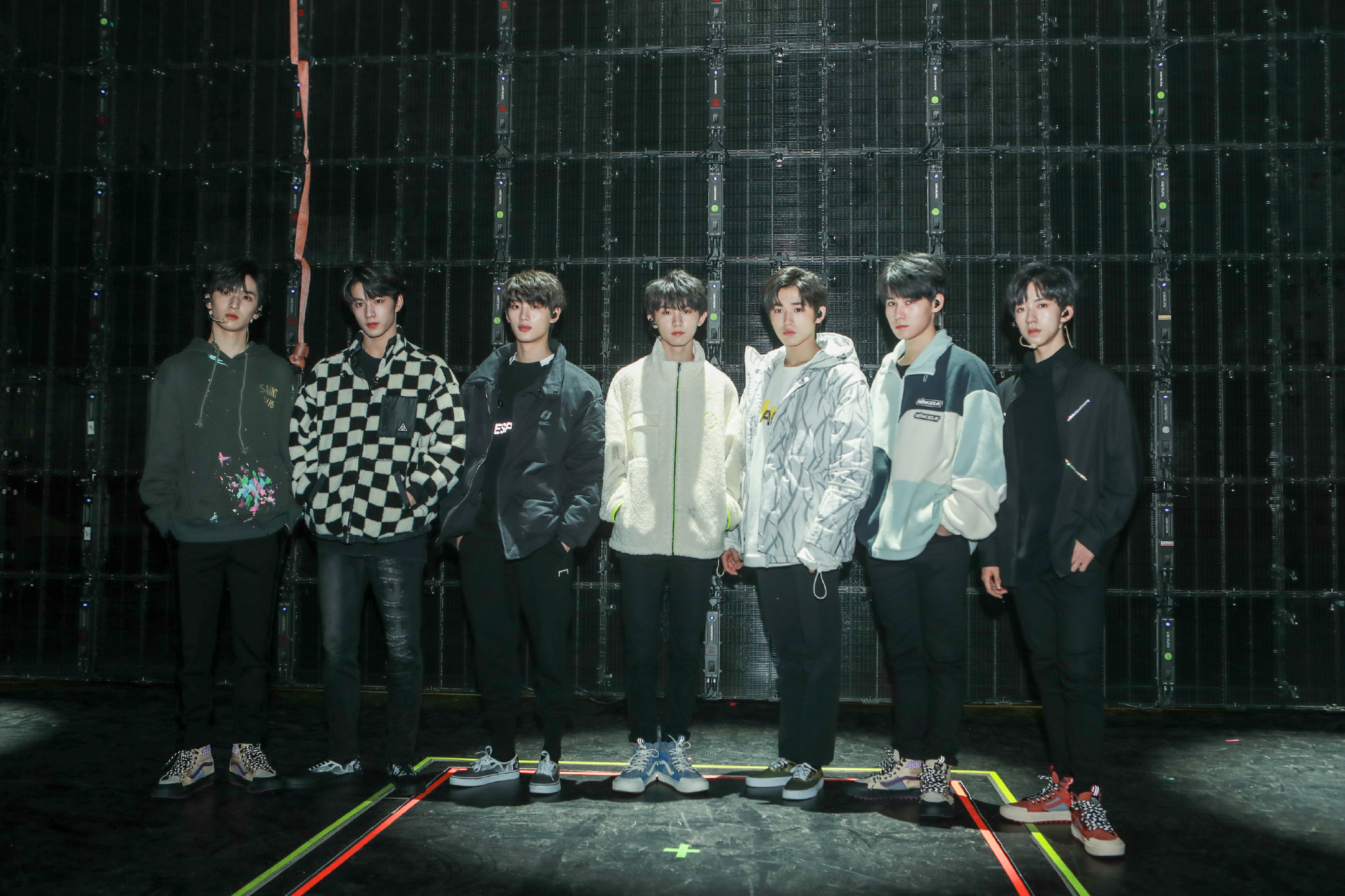 时代峰峻换目标了?tnt行程不断,而tfboys合体都很难