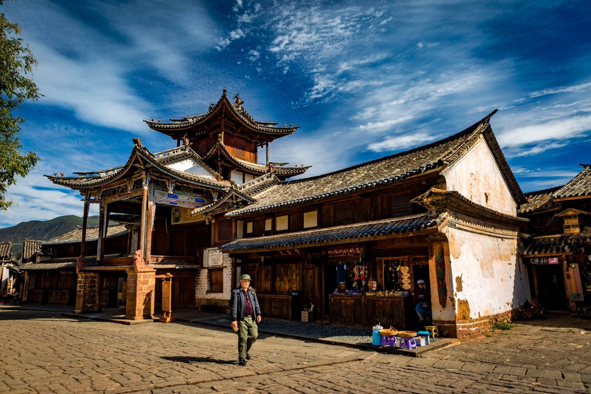 云南大理沙溪古镇不一样的天空