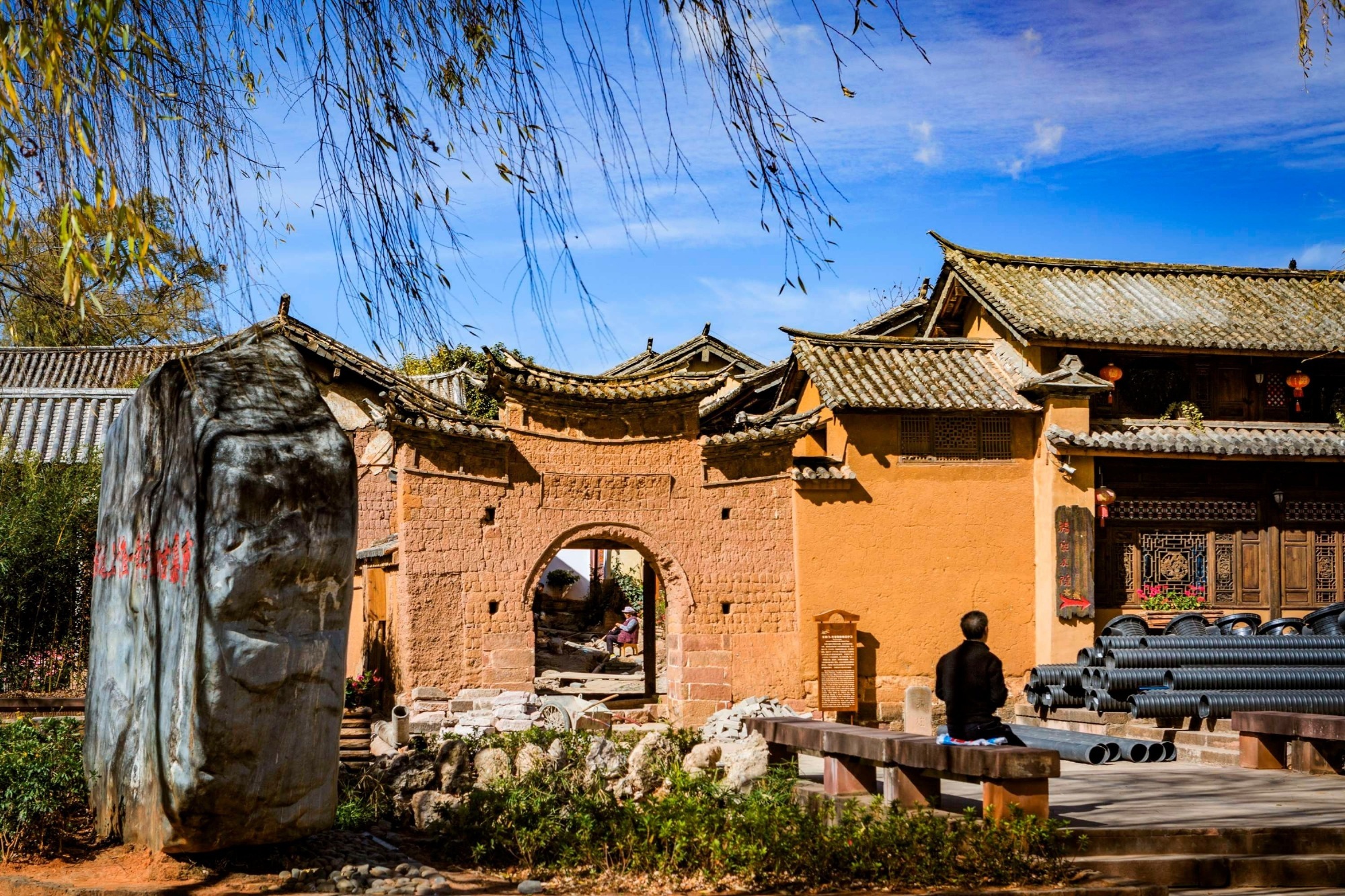 云南大理沙溪古镇不一样的天空