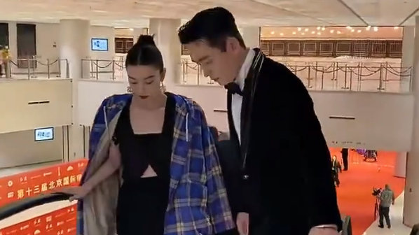 三代“谋女郎”同场:章子怡暗秀珠宝、周冬雨转型,倪妮忙擤鼻涕|张颂文|周冬雨|章子怡_新浪新闻