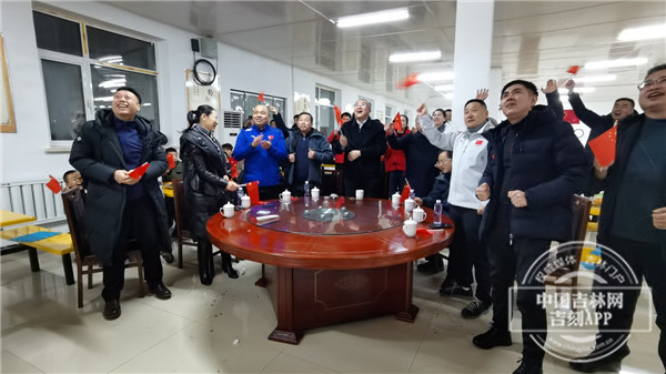 吉林省选手武大靖领衔的短道速滑队夺得北京2022年冬奥会中国体育代表团首金！休闲区蓝鸢梦想 - Www.slyday.coM