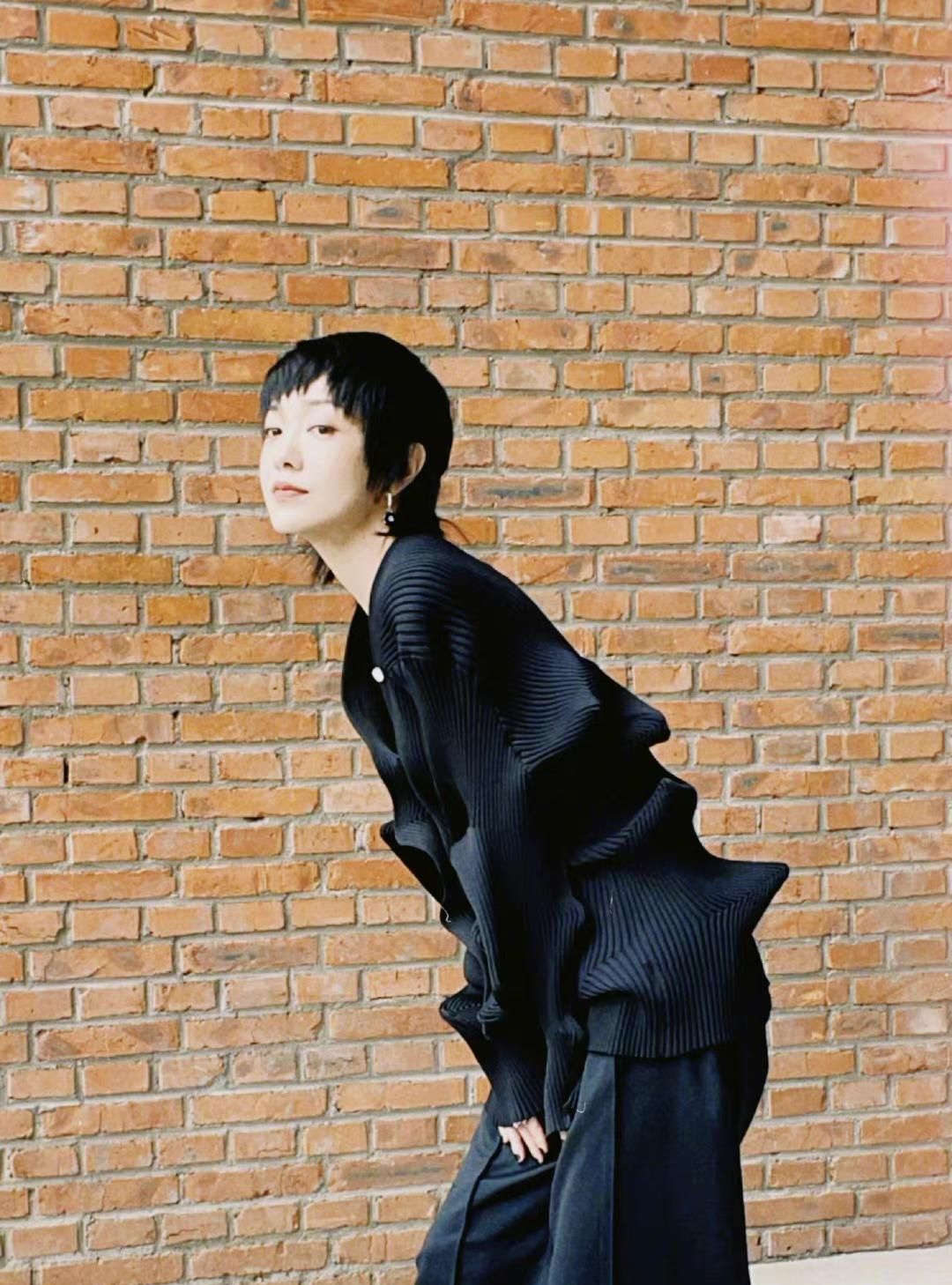 郭采洁已经35岁,超短发搭配黑色木耳边上衣,小巧玲珑像个小朋友