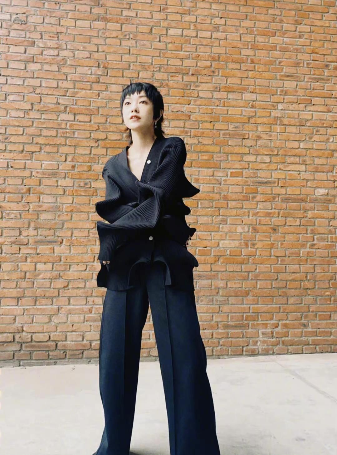 郭采洁已经35岁,超短发搭配黑色木耳边上衣,小巧玲珑像个小朋友