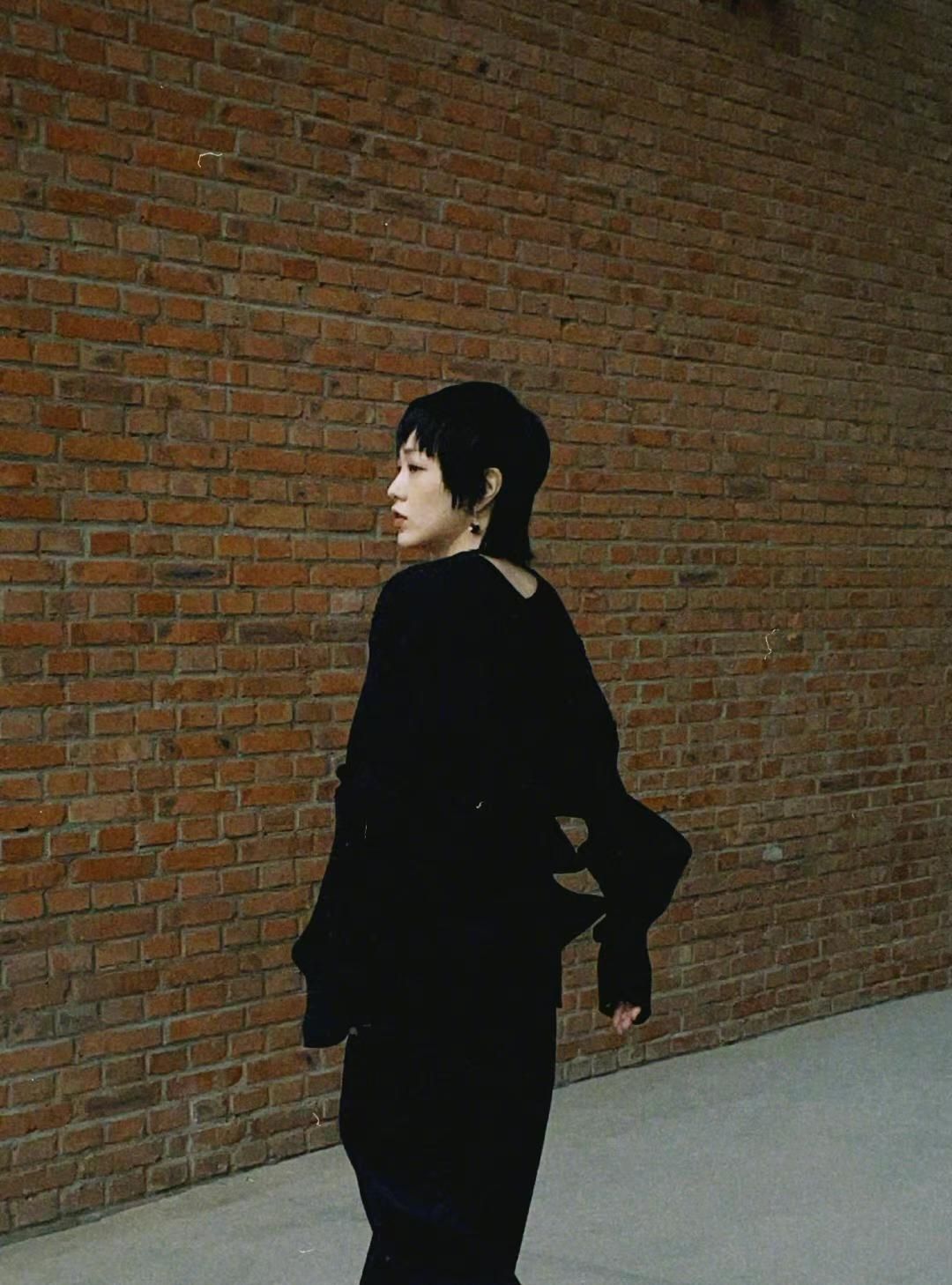 郭采洁已经35岁,超短发搭配黑色木耳边上衣,小巧玲珑像个小朋友