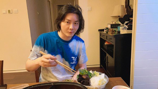 因为有张大仙的陪伴也让他们更加欢乐了,当然,从朋友送他奢侈品的衣服
