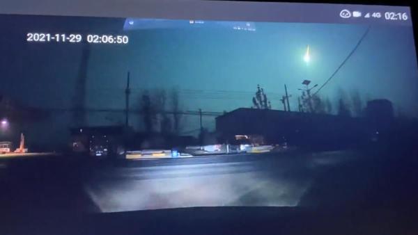 河南多地天空划过不明物凌晨亮如白昼，居民：听到爆破声，大脑一片空白休闲区蓝鸢梦想 - Www.slyday.coM