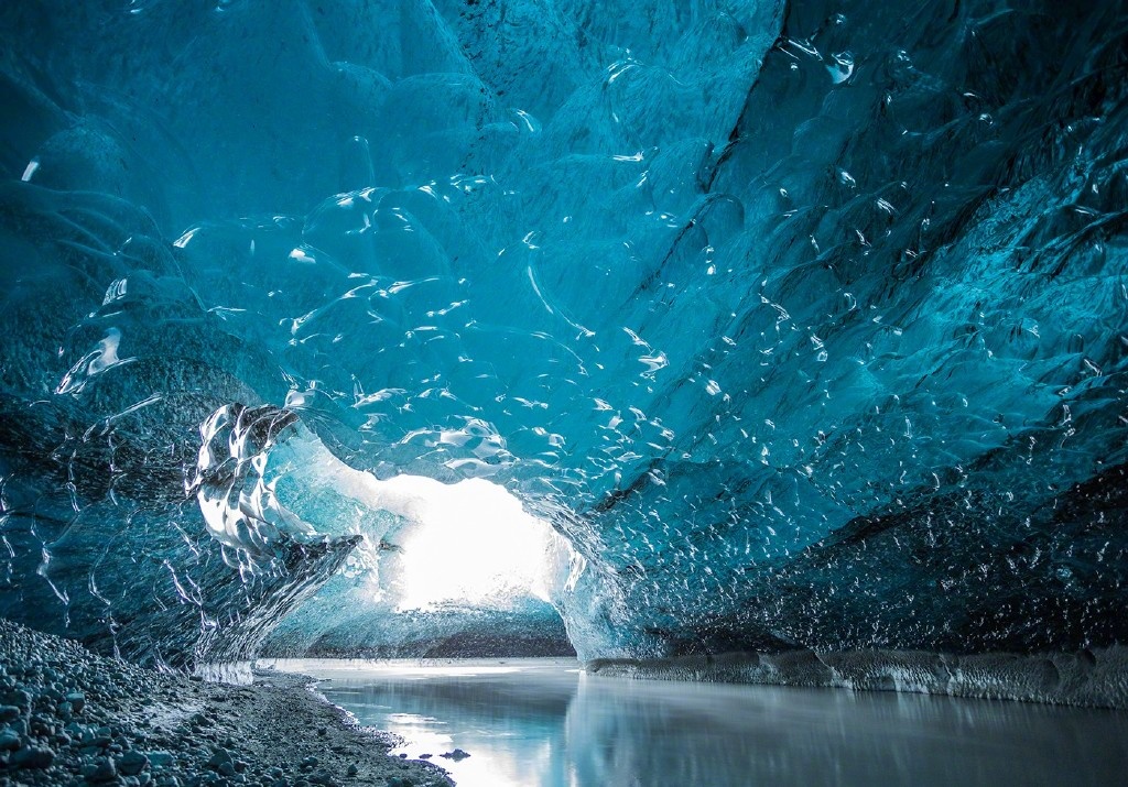 最大的冰川瓦特纳冰原内部的拍摄到的震撼画面__财经头条