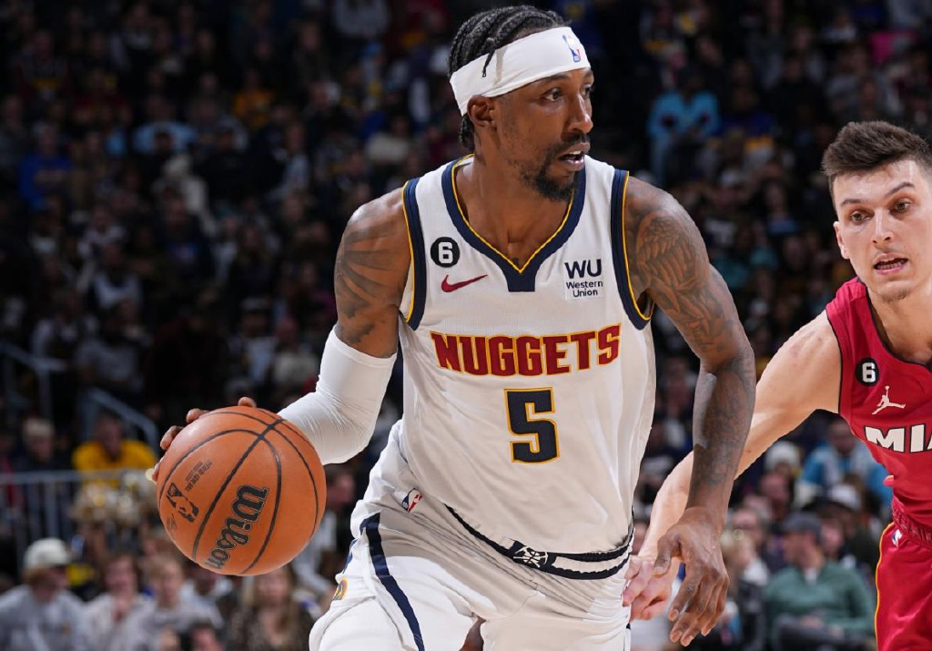 本场比赛中,掘金的先发侧翼大将肯塔维奥斯-考德威尔-波普(kentavious