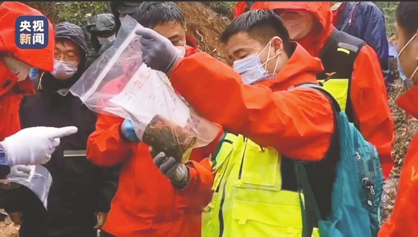 已发现黑匣子初判为驾驶舱语音记录器,已被连夜送往北京的民航专业机构进行译码休闲区蓝鸢梦想 - Www.slyday.coM 已发现黑匣子初判为驾驶舱语音记录器,已被连夜送往北京的民航专业机构进行译码休闲区蓝鸢梦想 - Www.slyday.coM