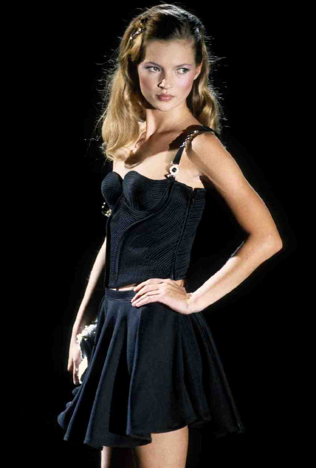 凯特摩丝「独特自信美脸蛋」爆红时尚圈,19岁女儿神传承空灵美貌|凯特