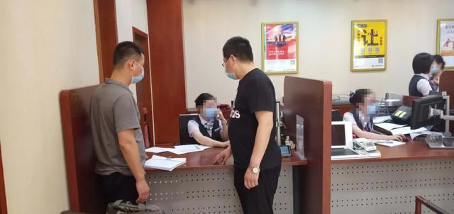 展开一线侦察工作,通过调取当地海量监控视频和银行流水记录,经过深入