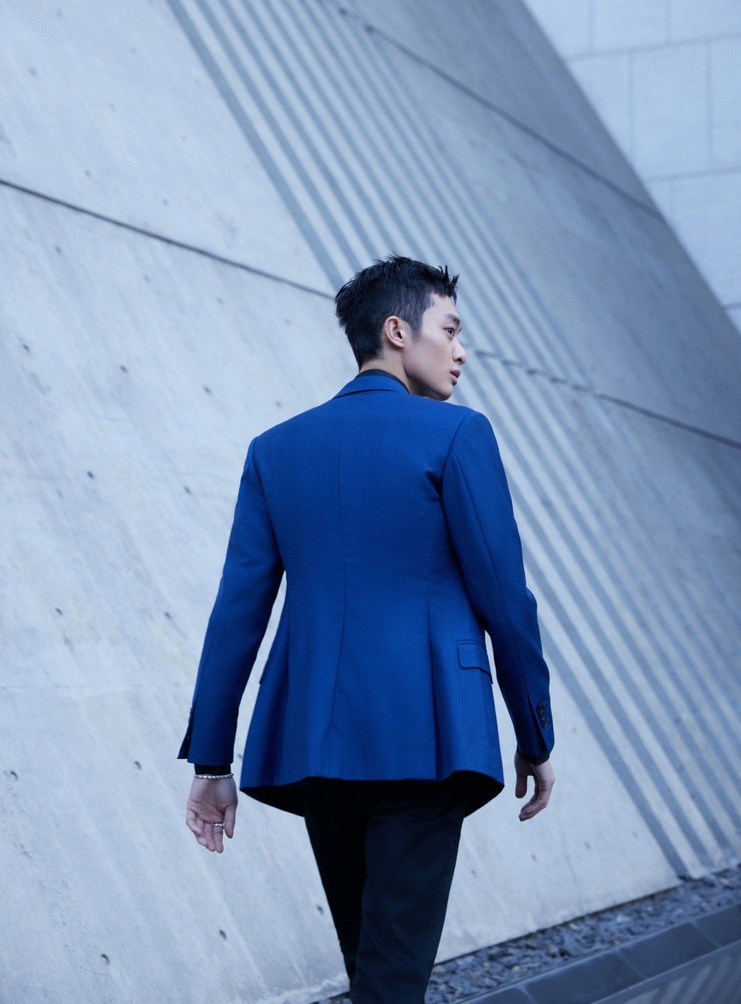 白宇帆西装造型太抢眼了吧