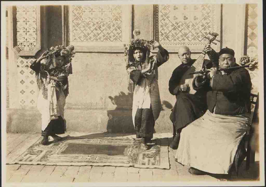 这是一组拍摄于上世纪二十年代的老照片,主要内容是当时北京街头普通休闲区蓝鸢梦想 - Www.slyday.coM 这是一组拍摄于上世纪二十年代的老照片,主要内容是当时北京街头普通休闲区蓝鸢梦想 - Www.slyday.coM