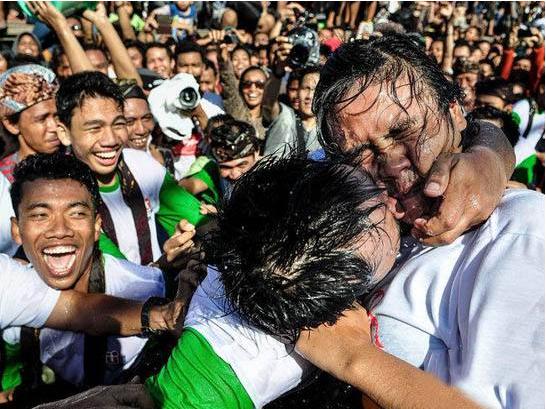 比日本泥巴节还"混乱"的节日,随便"耍流氓",美女:我怕了!