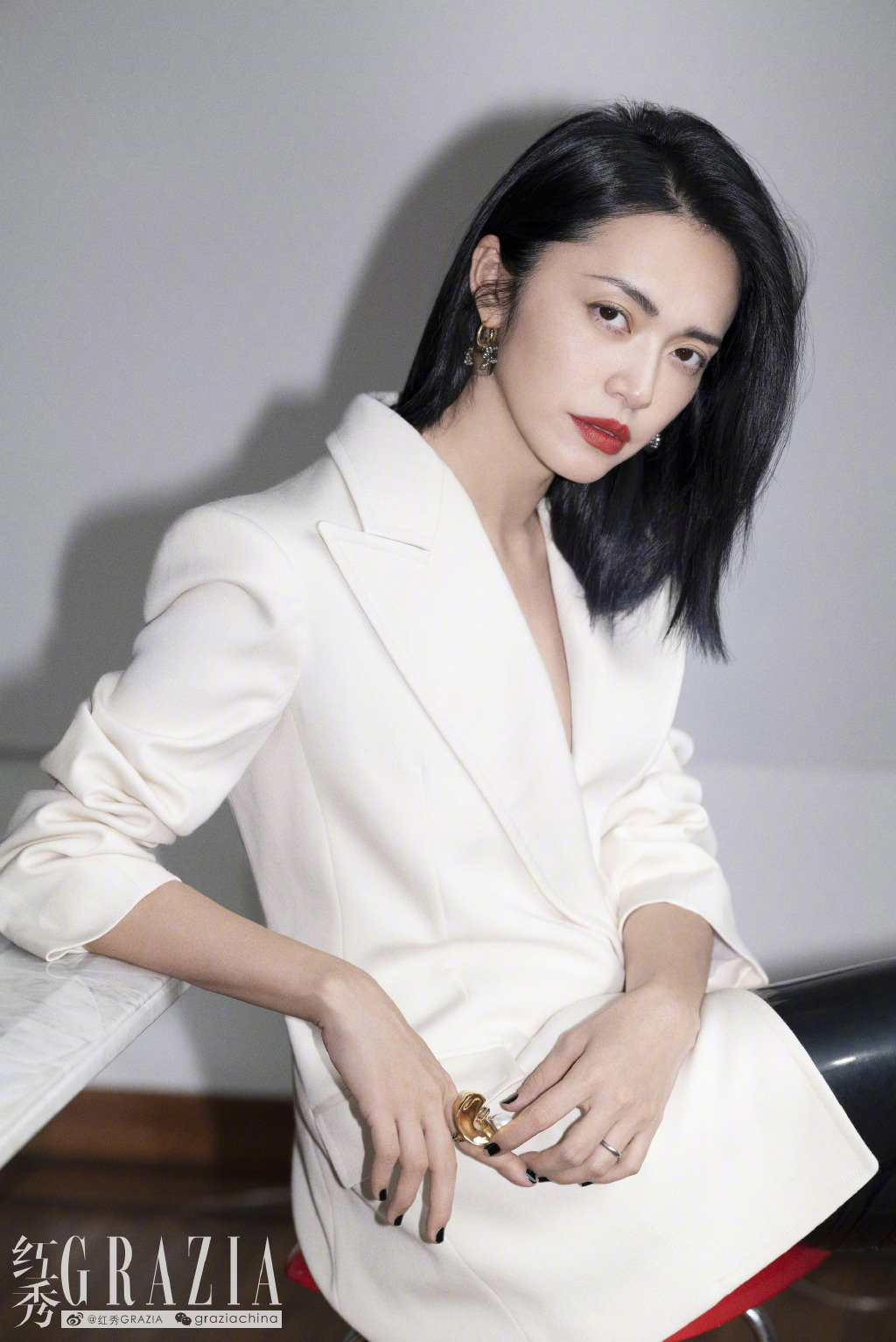 姚晨穿着香奈儿服饰登封,短发红唇,眼角珍珠妆