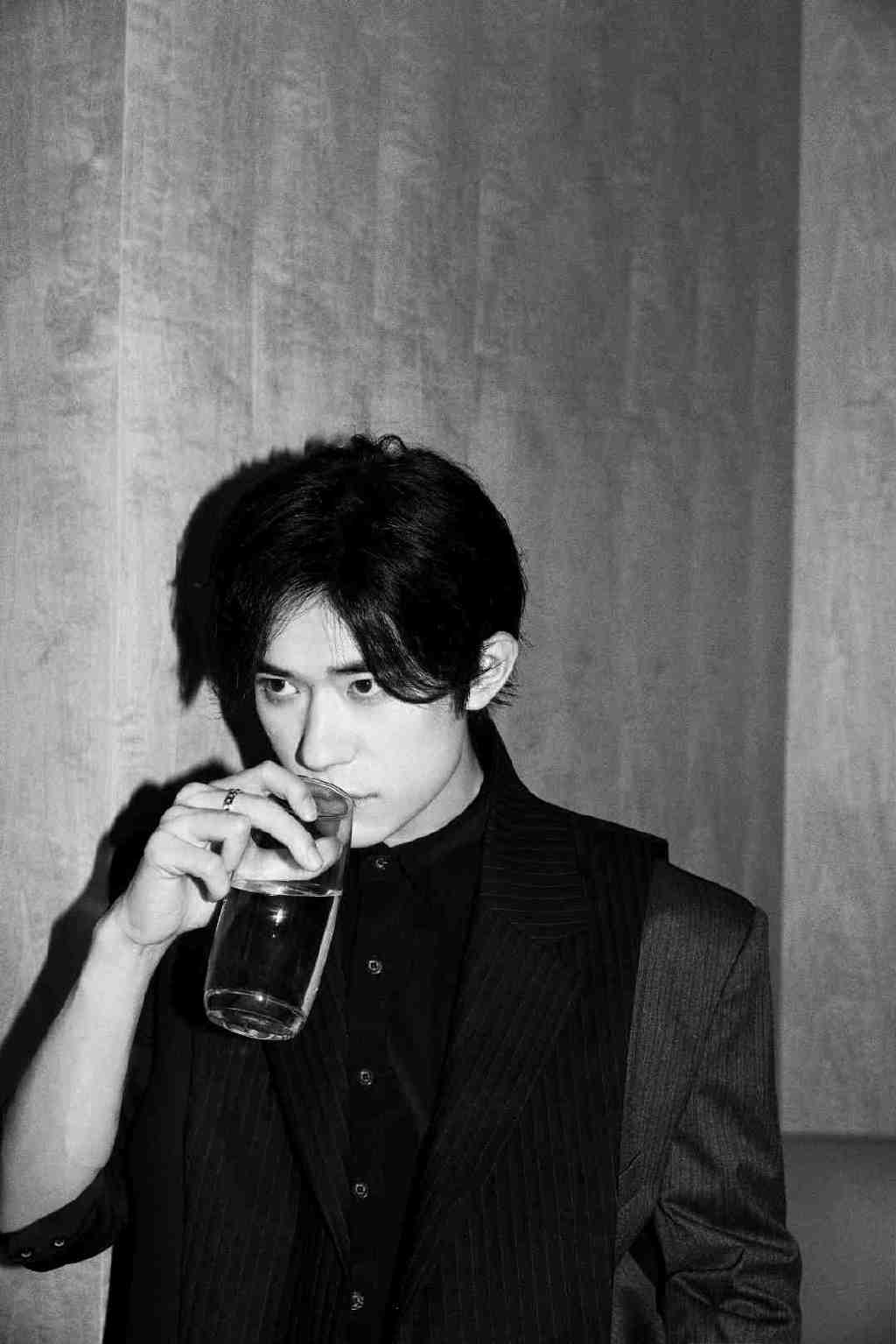 考编风波之后首次直播,易烊千玺全黑造型上热搜,观看人数破百万休闲区蓝鸢梦想 - Www.slyday.coM 考编风波之后首次直播,易烊千玺全黑造型上热搜,观看人数破百万休闲区蓝鸢梦想 - Www.slyday.coM