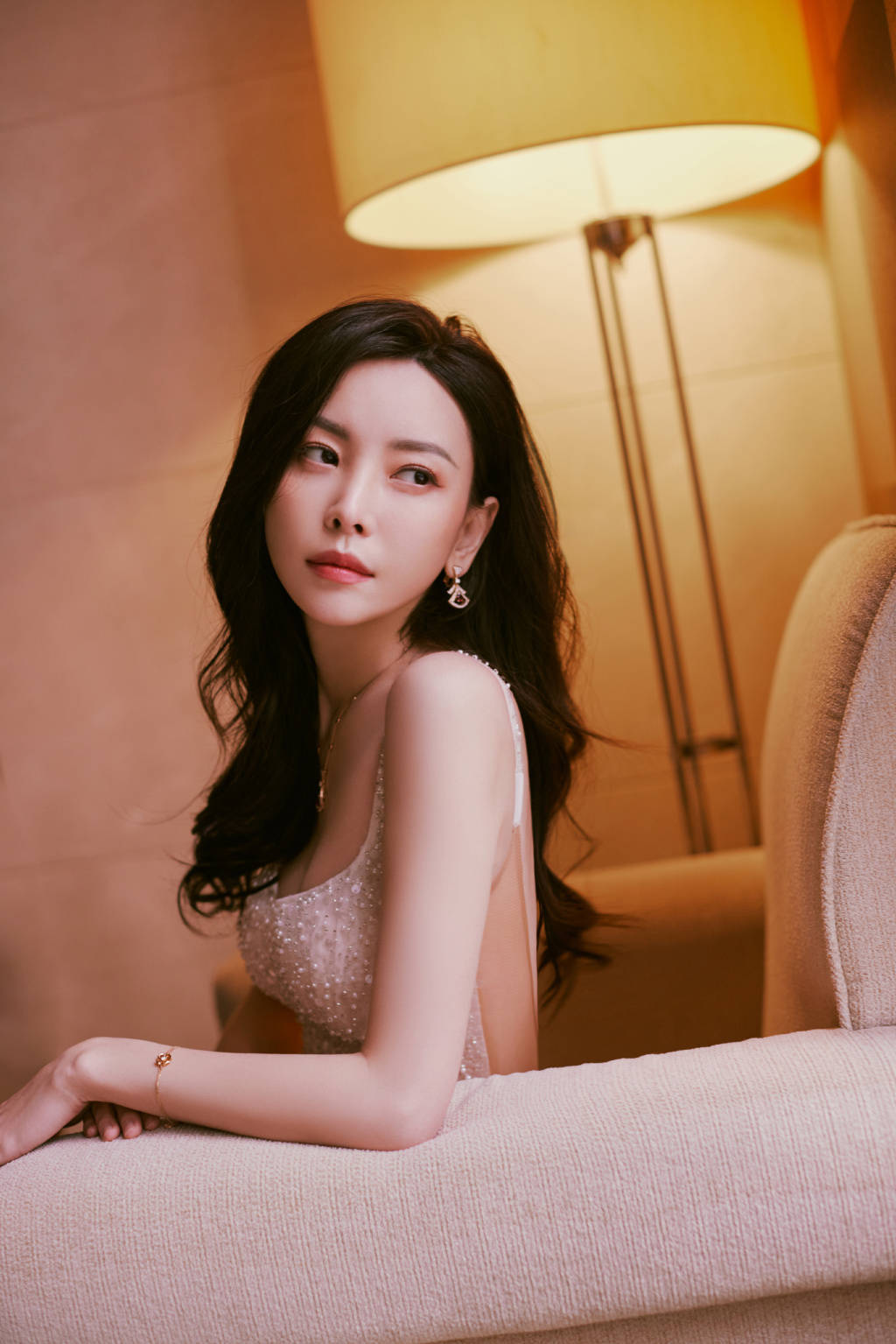 于文文 身穿白色吊带裙秀傲人事业线,气质慵懒格外迷人……_高清图集