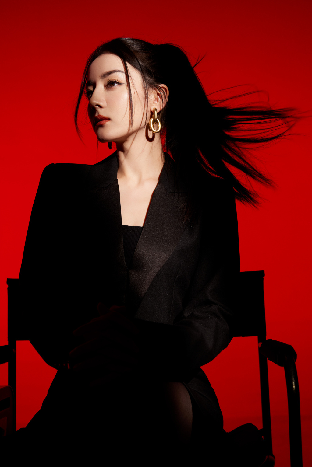 迪丽热巴 黑色西装裙,搭配利落高马尾,又酷又飒姿